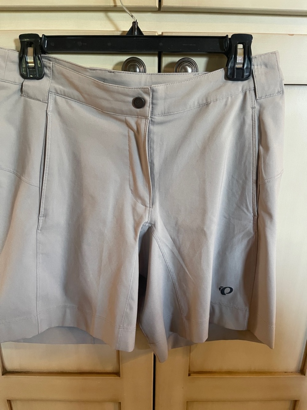 Pearl Izumi Women's Light Gray Bike Shorts with Subtle Logo